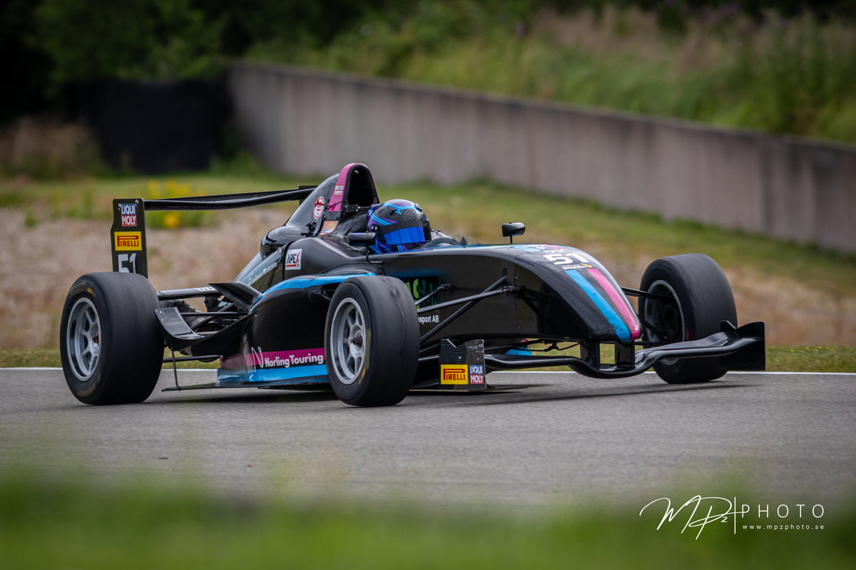 Louise Larsson #51 – Västkustloppet 2026 (Falkenbergs motorbana). Foto: MPzPhoto.
