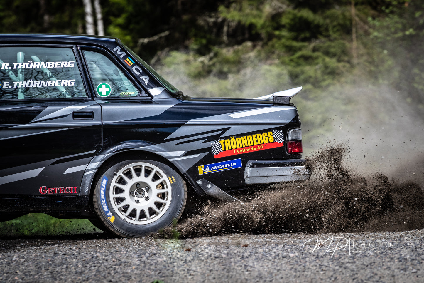 Volvo 240 sprutar grus