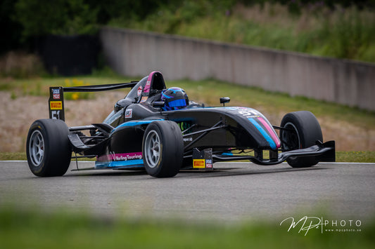 Louise Larsson #51 – Västkustloppet 2026 (Falkenbergs motorbana). Foto: MPzPhoto.