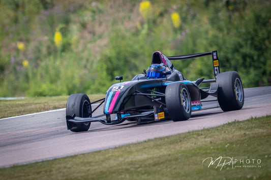Louise Larsson #51 – Västkustloppet 2026 (Falkenbergs motorbana). Foto: MPzPhoto.
